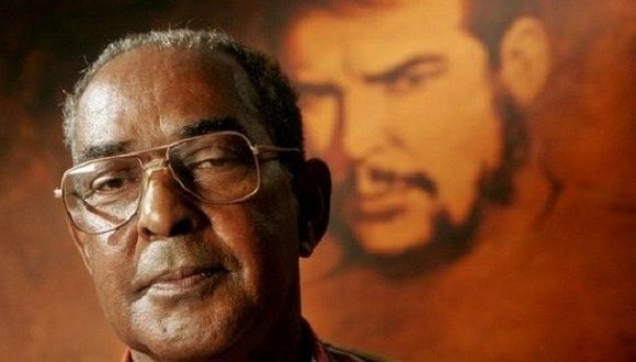 ep el revolucionario cubano harry villegas delante de un retrato de ernesto che guevara
