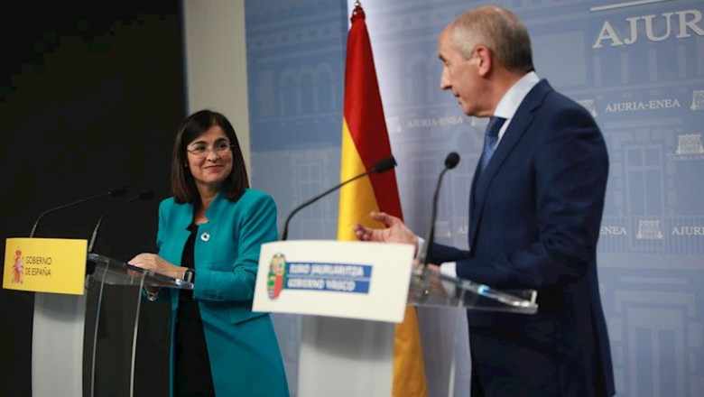 El consejero de Gobernanza Pública y Autogobierno y portavoz del Gobierno vasco, Josu Erkoreka, y la ministra de Política Territorial y Función Pública, Carolina Darias, durante la rueda de prensa tras su reunión convocada en Vitoria/ Euskadi (España) a | Garitano - Europa Press ep euskadi espana a