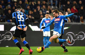 ep fabian ruiz intenta un disparo ante stefano sensi durante el inter-napoles de la serie a