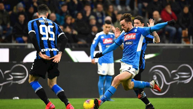 ep fabian ruiz intenta un disparo ante stefano sensi durante el inter-napoles de la serie a ep fabian ruiz intenta un disparo ante stefano sensi durante el inter-napoles de la serie a