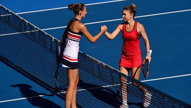 Halep estrecha la mano de Pliskova | BEN SOLOMON/TENNIS AUSTRALIA ep halep estrechamanopliskova