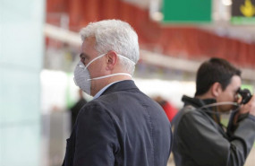 ep imagen de un pasajero con mascarilla en el aeropuerto adolfo suarez-madrid barajas
