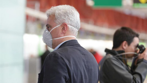 ep imagen de un pasajero con mascarilla en el aeropuerto adolfo suarez-madrid barajas