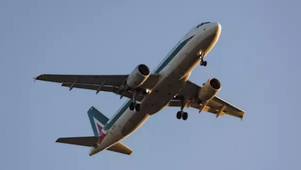 ep imatge dun avio a laeroport adolfo suarez-madrid barajas