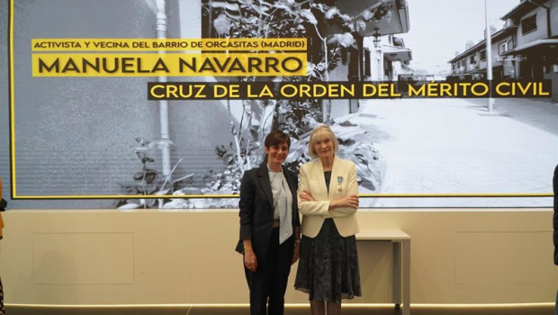 ep isabel rodriguez entrega la cruz de la orden del merito civil a manuela navarro