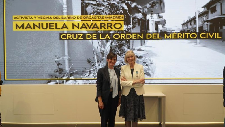 ep isabel rodriguez entrega la cruz de la orden del merito civil a manuela navarro