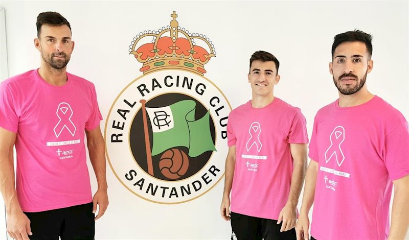 ep jugadores del racing con la camiseta de la aecc por el dia contra el cancer de mama