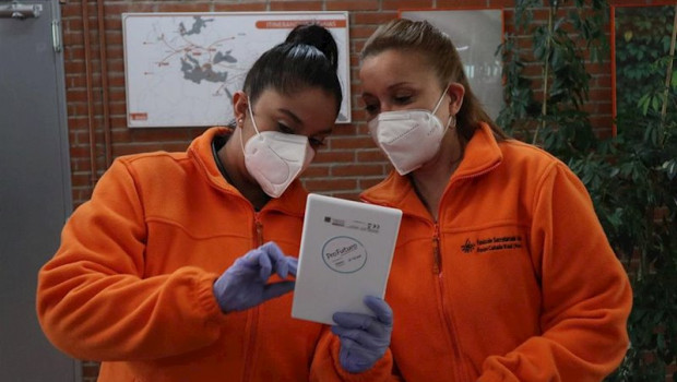 ep la fundacion secretariado gitano y profuturo reparten 300 tablets a estudiantes gitanos para