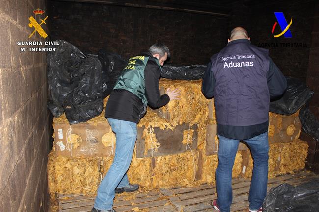 La Guardia Civil y la Agencia Tributaria intervienen 14 toneladas de tabaco. | GUARDIA CIVIL-AGENCIA TRIBUTARIA ep la guardia civilla agencia tributaria intervienen 14 toneladastabaco