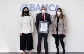 ep la sede de abanca seguros en a coruna recibe el certificado de residuo cero de aenor