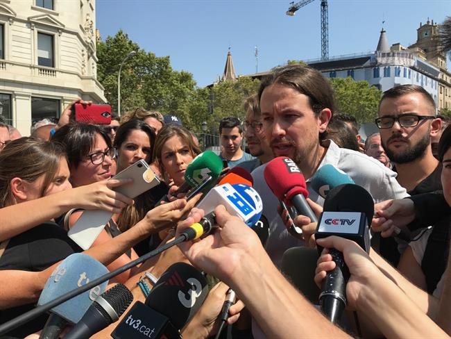 El líder de Podemos, Pablo Iglesias, atiende a los medios en Barcelona | EUROPA PRESS ep liderpodemos pablo iglesias atiendelos mediosbarcelona