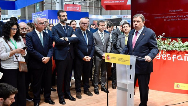ep luis planas en el estand del ministerio de agricultura en expoliva 2025