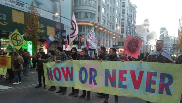 ep manifestantes bloquean la gran via para exigir a la cop25 que tome acciones efectivas ante la