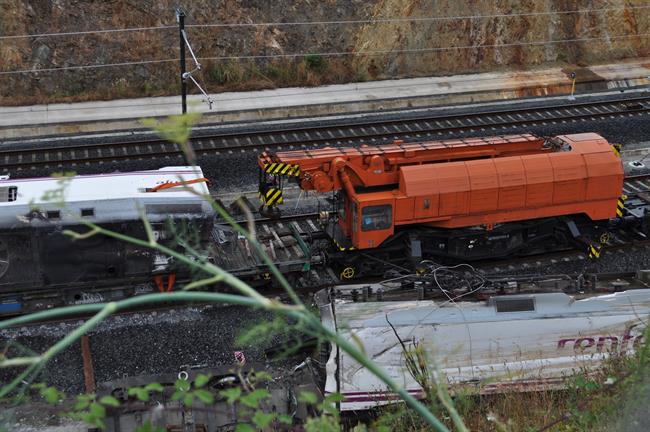 Máquina transformadora y locomotora del tren descarrilado en Angrois | EUROPA PRESS ep maquina transformadoralocomotoratren descarriladoangrois