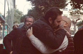 ep miguel lopez se abraza a un amigo a la salida del juzgado tras conocer que el jurado le habia