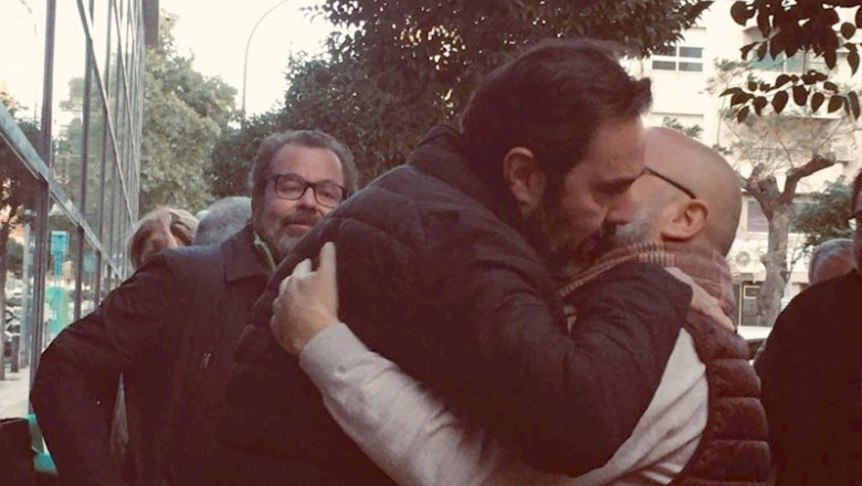 ep miguel lopez se abraza a un amigo a la salida del juzgado tras conocer que el jurado le habia