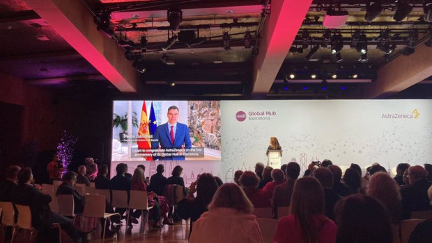 ep momento en el que se emetia el mensaje por video del presidente del gobierno pedro sanchez