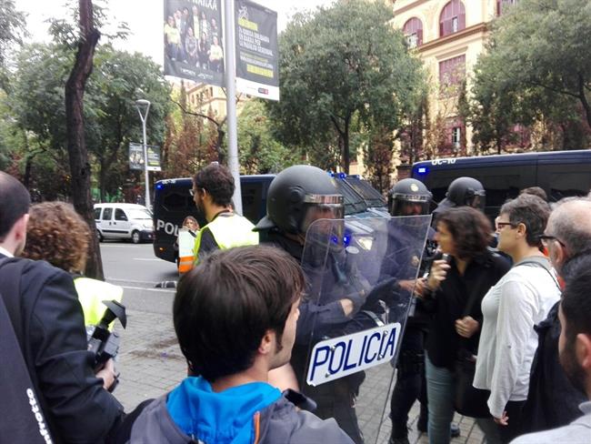Policía Nacional ante la Escuela Ramon Llull de Barcelona por el 1-O | EUROPA PRESS ep policia nacionalla escuela ramon llullbarcelona1-o
