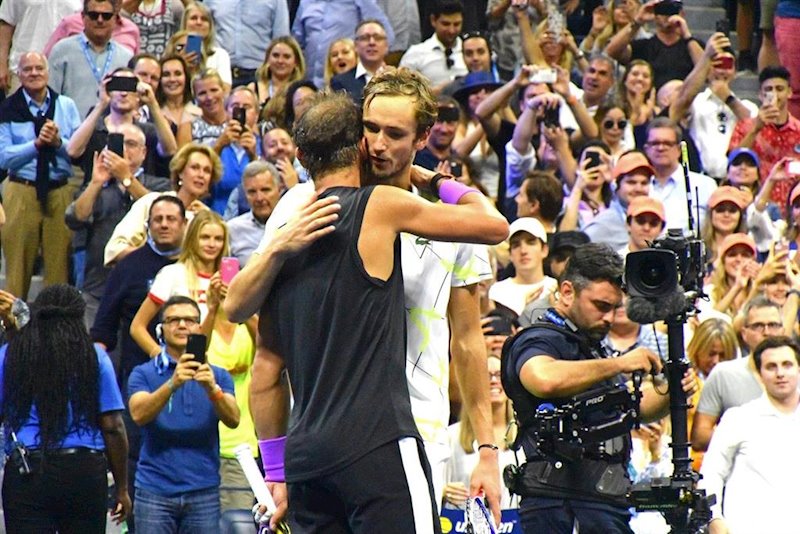 ep rafa nadal se abraza a daniil medvedev tras ganarle la final del us open 2019