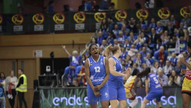 ep tiffany hayes celebra una canasta del perfumerias avenida