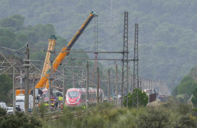 ep trabajos de rescate de los convoyes de trenes accidentados en la zona del suceso en adamuz