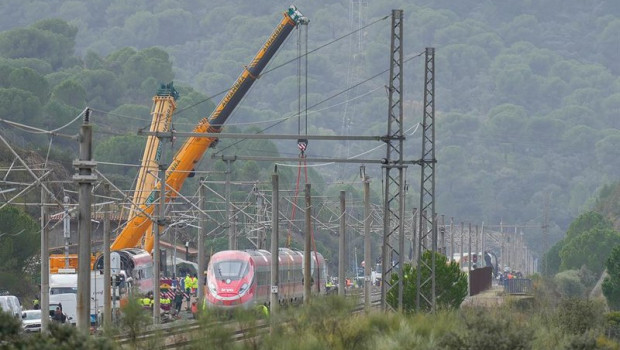 ep trabajos de rescate de los convoyes de trenes accidentados en la zona del suceso en adamuz