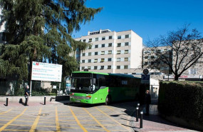 ep un autobus previamente desinfectado por efectivos de la ume sale llevando pacientes contagiados
