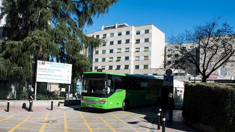Un autobús, previamente desinfectado por efectivos de la UME sale, llevando pacientes contagiados con coronavirus, de las Urgencias del Hospital Gregorio Marañón con dirección al hospital de campaña de IFEMA, en Madrid. | Joaquin Corchero - Europa Press ep un autobus previamente desinfectado por efectivos de la ume sale llevando pacientes contagiados