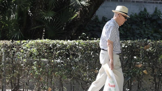 ep un hombre de la tercera edad pasea por una calle de madrid