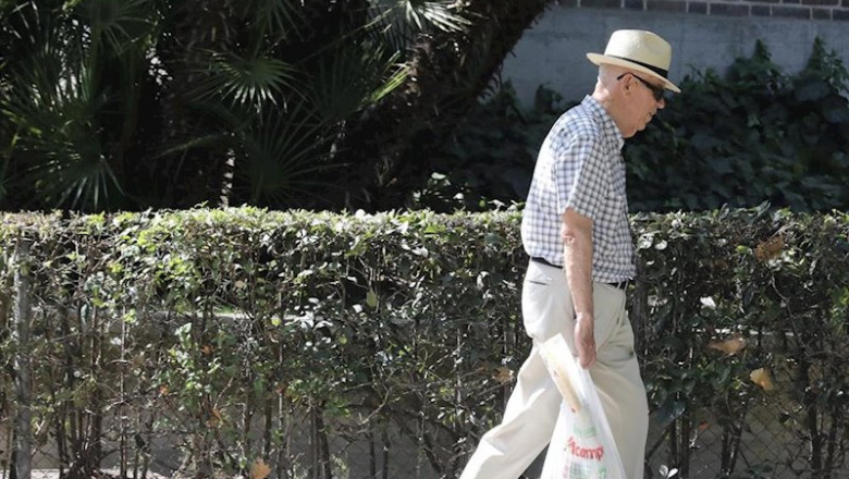 Un hombre de la tercera edad, pasea por una calle de Madrid. | Marta Fernández Jara - Europa Press - Archivo ep un hombre de la tercera edad pasea por una calle de madrid