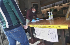 ep un hombre espera en el punto de recogida del menu escolar en plaza de castilla la comida de la