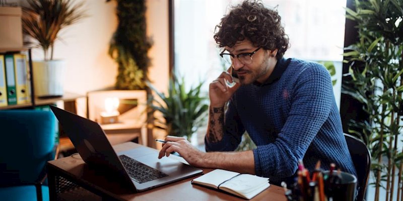 Un hombre teletrabajando | Adecco Group/Twitter ep un hombre teletrabajando