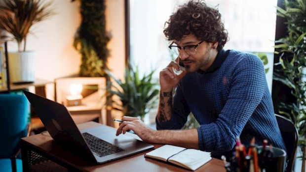 ep un hombre teletrabajando