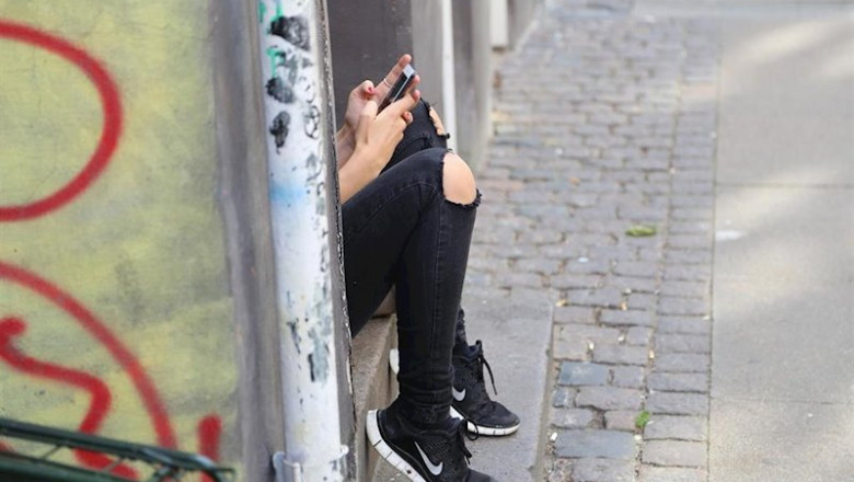 Una adolescente con un móvil en la calle. | FUNDACIÓN DESCUBRE - Archivo ep una adolescente con un movil en la calle
