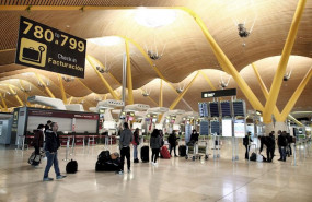 ep una fila de pasajeros espera en la terminal 4 del aeropuerto adolfo suarez madrid-barajas