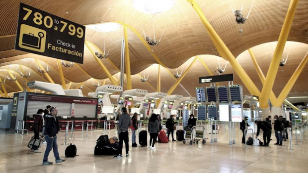 ep una fila de pasajeros espera en la terminal 4 del aeropuerto adolfo suarez madrid-barajas