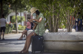 ep una mujer con maleta en el entorno de la catedral de sevilla