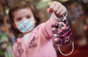 ep una nina muestra una mascarilla infantil durante la pandemia covid-19 en abril 26 2020 en