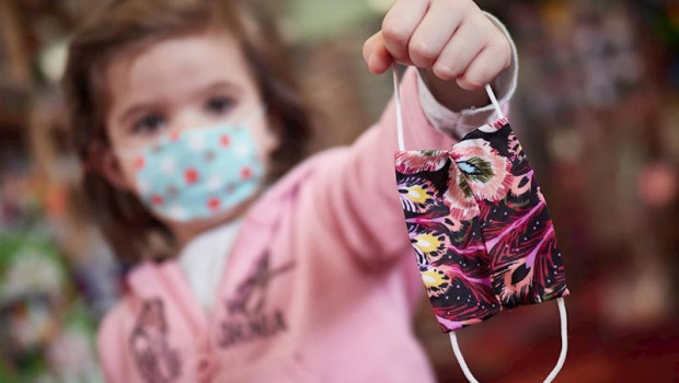 ep una nina muestra una mascarilla infantil durante la pandemia covid-19 en abril 26 2020 en
