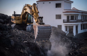 ep una pala procede a la retirada de lava en el cruce de la laguna en el municipio de los llanos de