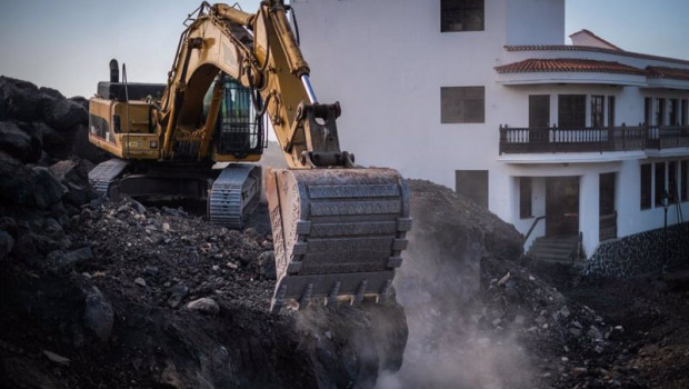 ep una pala procede a la retirada de lava en el cruce de la laguna en el municipio de los llanos de