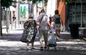 ep una pareja de ancianos camina por la calle con un carro de compra a 27 de julio de 2021 en madrid ep una pareja de ancianos camina por la calle con un carro de compra a 27 de julio de 2021 en madrid