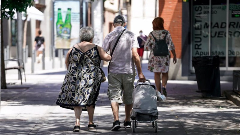 ep una pareja de ancianos camina por la calle con un carro de compra a 27 de julio de 2021 en madrid