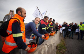 ep varias personas durante una protesta de trabajadores de alcoa a 23 de noviembre de 2024 en