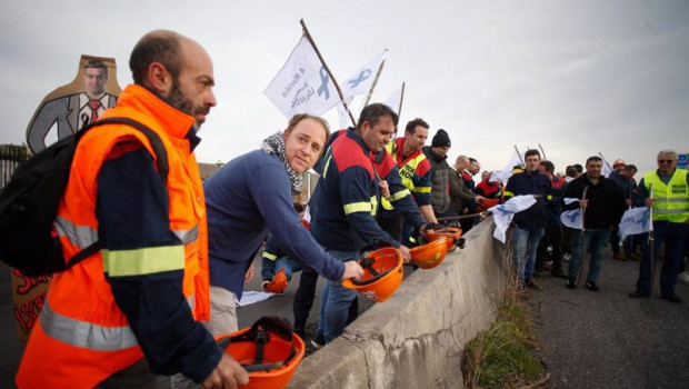 ep varias personas durante una protesta de trabajadores de alcoa a 23 de noviembre de 2024 en