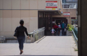 ep varias personas en la puerta de una oficina del sepe