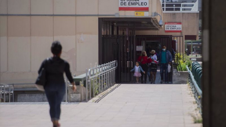 ep varias personas en la puerta de una oficina del sepe ep varias personas en la puerta de una oficina del sepe