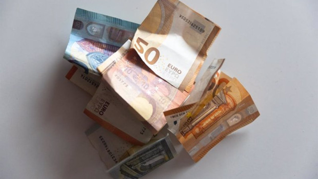 ep varios billetes en una mesa a 9 de enero de 2024 en madrid espana