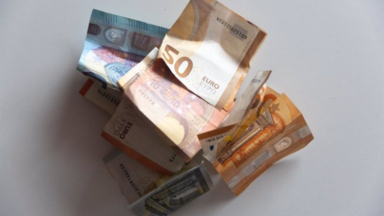 ep varios billetes en una mesa a 9 de enero de 2024 en madrid espana