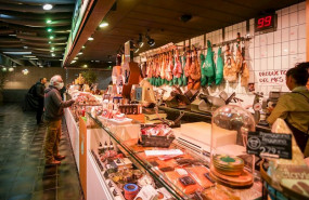 ep varios clientes hacen la compra en un puesto de carne y embutidos en el mercado de san anton que